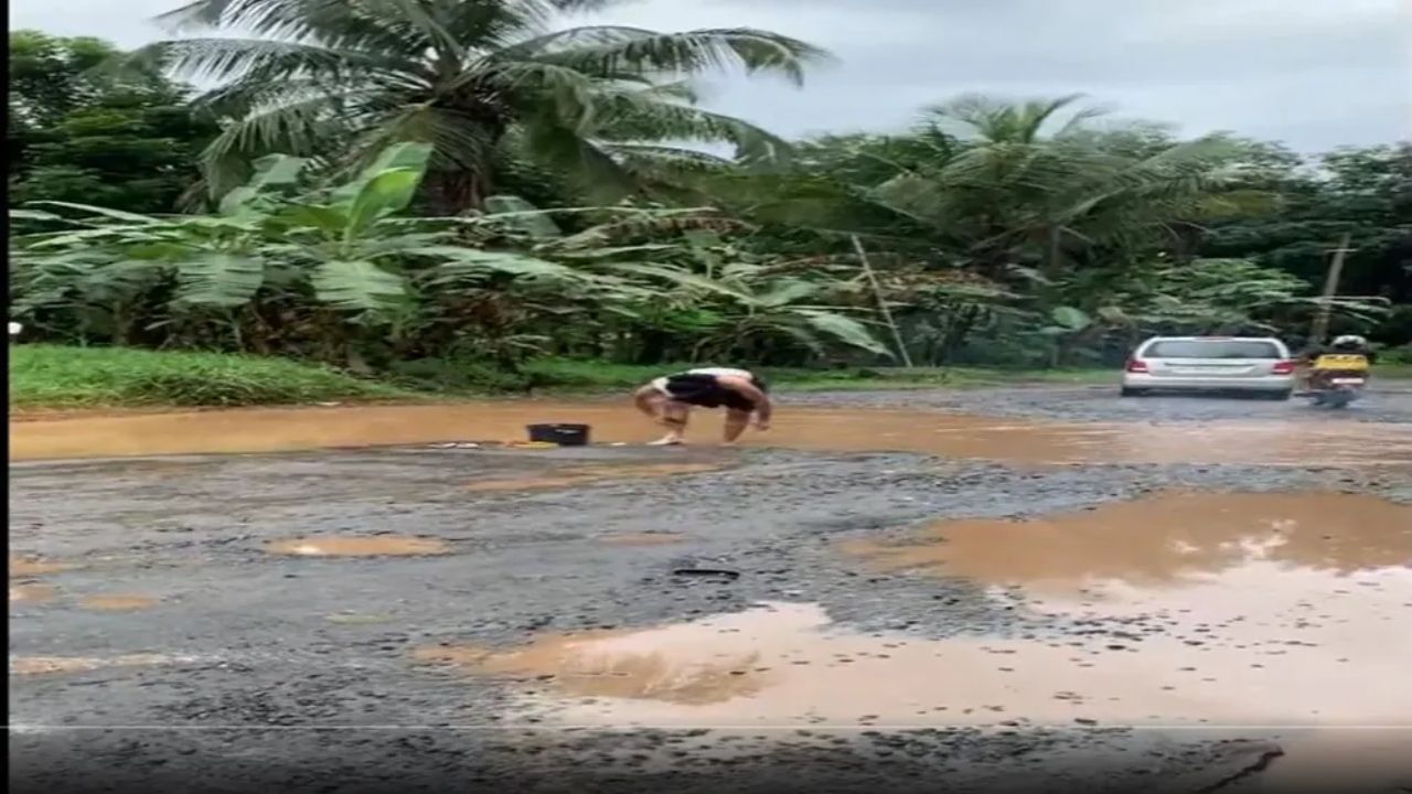 Viral Video: వర్షాలతో రోడ్లపై చిన్ని, చిన్న చెరువులు.. ఎమ్మెల్యే ఎదుట విచిత్రంగా నిరసన.. యువకులకు ఫిదా అంటోన్న నెటిజన్లు..