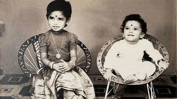 Viral Photo: తన సోదరితో కలిసి ఫోజులిస్తున్న చిన్నోడు టాలీవుడ్ క్రేజీ హీరో.. అమ్మాయిల ఫాలోయింగ్ మాములుగా ఉండదు..