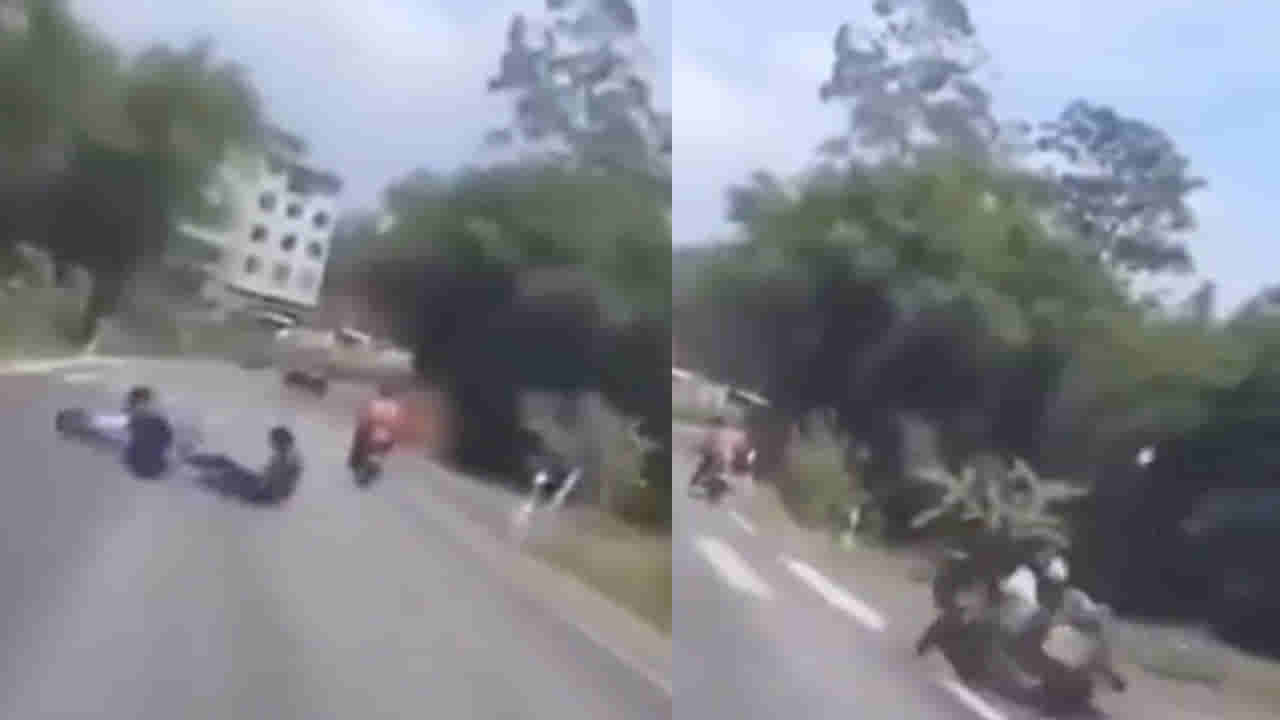 Viral Video: బైక్ పై ఫోజ్ కొట్టారు బొక్కాబోర్లా పడ్డారు.. పోయోకాలం అంటే ఇదేనేమో..