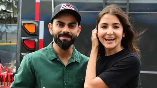 Virat Kohli - Anushka Sharma: ముంబై వీధుల్లో స్కూటీపై చక్కర్లు కొట్టిన కోహ్లీ, అనుష్క.. నెట్టింట్లో వైరల్ వీడియో..