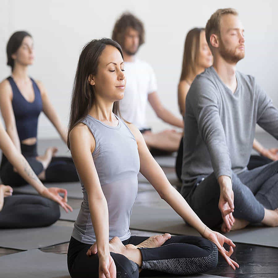 Yoga Poses: ఈ రోజుల్లో జీవనశైలిలో మార్పుల కారణంగా మనం మన ఆరోగ్యం పట్ల సరైన జాగ్రత్తలు తీసుకోలేకపోతున్నాం. బిజీ షెడ్యూల్ వల్ల చాలా ఒత్తిడికి గురవుతున్నాం. దీని వల్ల అనారోగ్యంపై తీవ్ర ప్రభావం చూపుతుంది. మానసిక ప్రశాంతతను కాపాడుకోవడానికి క్రమం తప్పకుండా అనేక రకాల యోగాసనాలను చేయడం వల్ల ఎన్నో ప్రయోజనాలు ఉన్నాయంటున్నారు ఆయుర్వేద నిపుణులు.