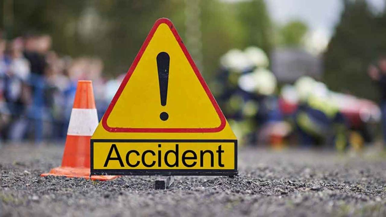 Bus Accident: హైవేపై బస్సు బోల్తాపడి 27 మంది దుర్మరణం.. మరో 20 మందికి గాయాలు.. ఎక్కడంటే..