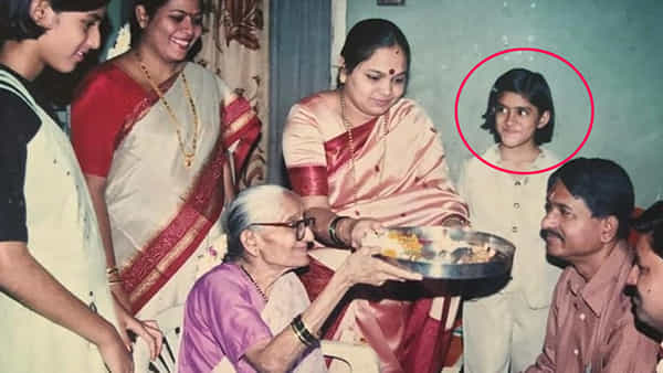 Viral Photo: ఓర కళ్లతో చిరునవ్వులు చిందిస్తోన్న ఈ చిన్నారి ఇప్పుడు ఓ స్టార్ హీరోయిన్.. ఒక్క సినిమాతోనే కుర్రాళ్ల హృదయాలను కొల్లగొట్టింది..