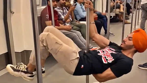 Viral Video: మెట్రోలో సిక్కు యువకుడి స్టంట్ అదుర్స్.. ఎయిర్వాక్ చూసి నెటిజన్లు ఫిదా..