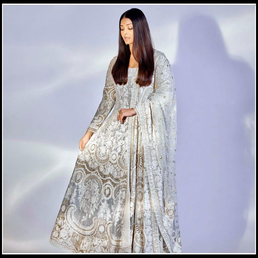 Aishwarya Rai Bachchan: కళ్లు తిప్పుకోనివ్వని అందంతో మెరిసిపోతున్న ఐశ్వర్య రాయ్..