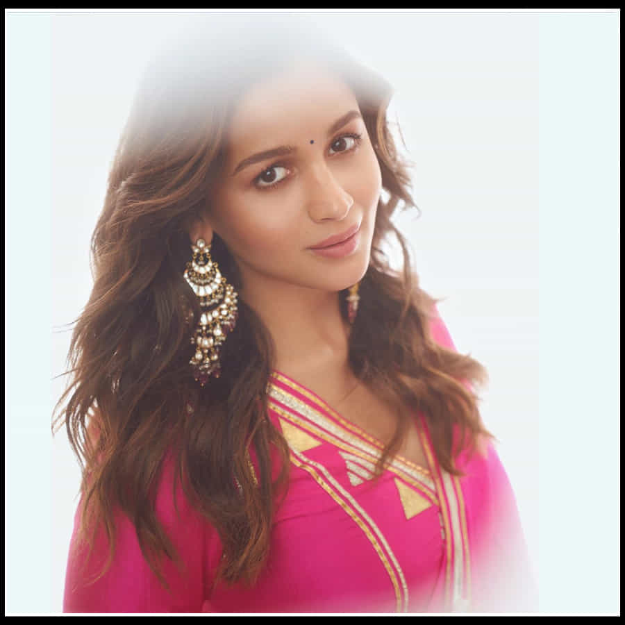 Alia Bhatt: నిండు చందమామలా చూపుతోనే మాయ చేయకు చెలియా 'అలియా'..