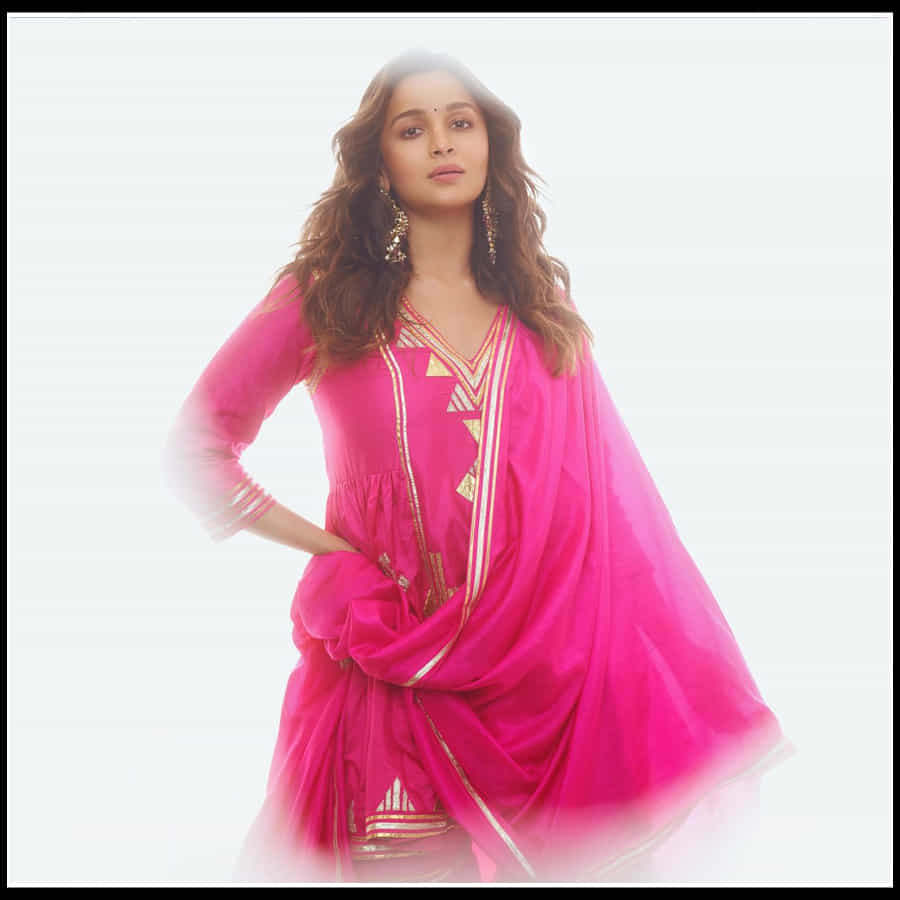Alia Bhatt: నిండు చందమామలా చూపుతోనే మాయ చేయకు చెలియా 'అలియా'..