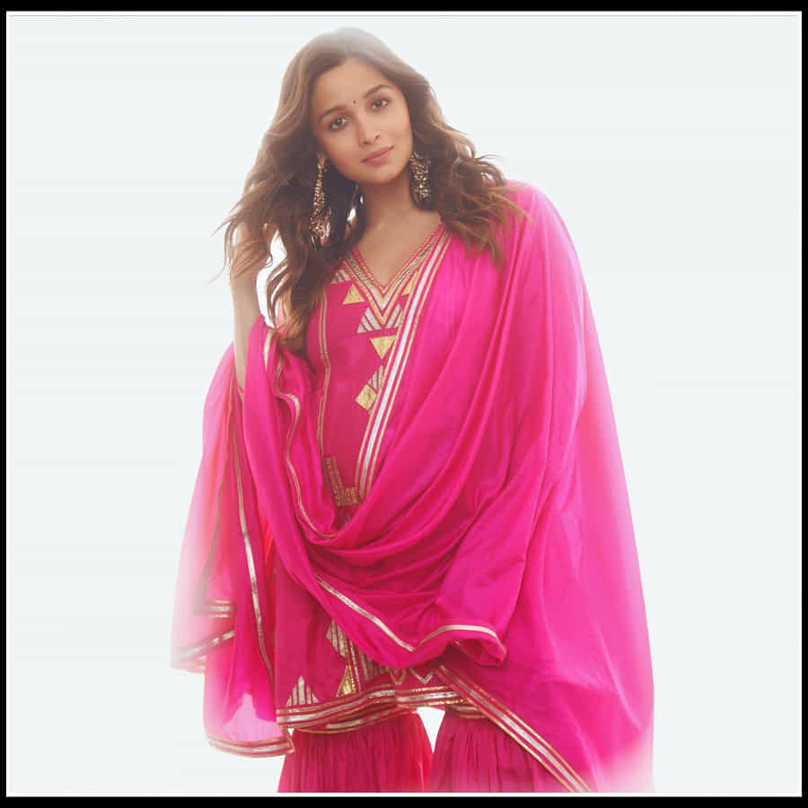 Alia Bhatt: నిండు చందమామలా చూపుతోనే మాయ చేయకు చెలియా 'అలియా'..