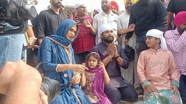 Allu Ajrun: సతీమణి బర్త్ డే స్పెషల్.. కుటుంబంతో కలిసి గోల్డెన్ టెంపుల్లో అల్లు అర్జున్..