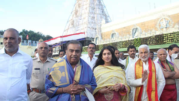 Tirumala: అందరి ఆశీస్సులు ఉండాలని శ్రీవారిని ప్రార్థించా.. తిరుమల వెంకన్న సన్నిధిలో ప్రపంచ కుబేరుడు..