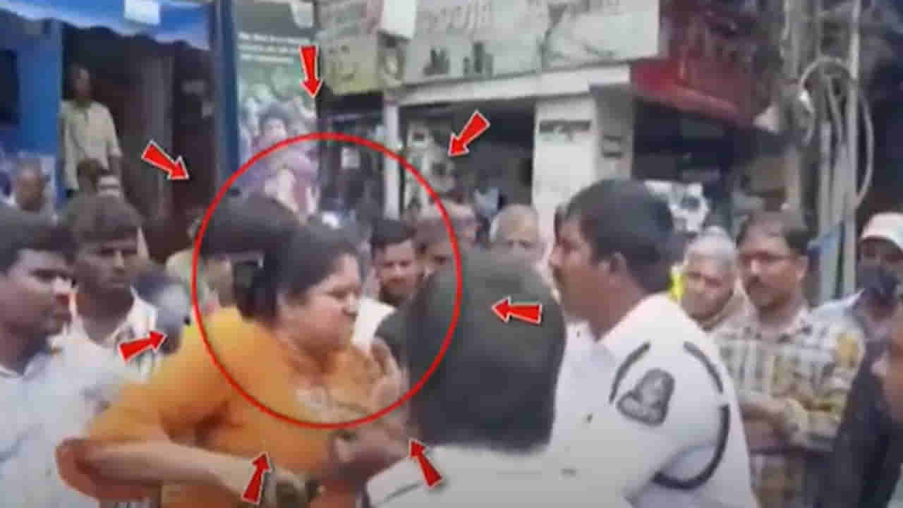 Hyderabad: తన కారుకు ఫైన్ వేసినందుకు రెచ్చిపోయిన మహిళ.. నడిరోడ్డుపై పోలీసులకే వార్నింగ్