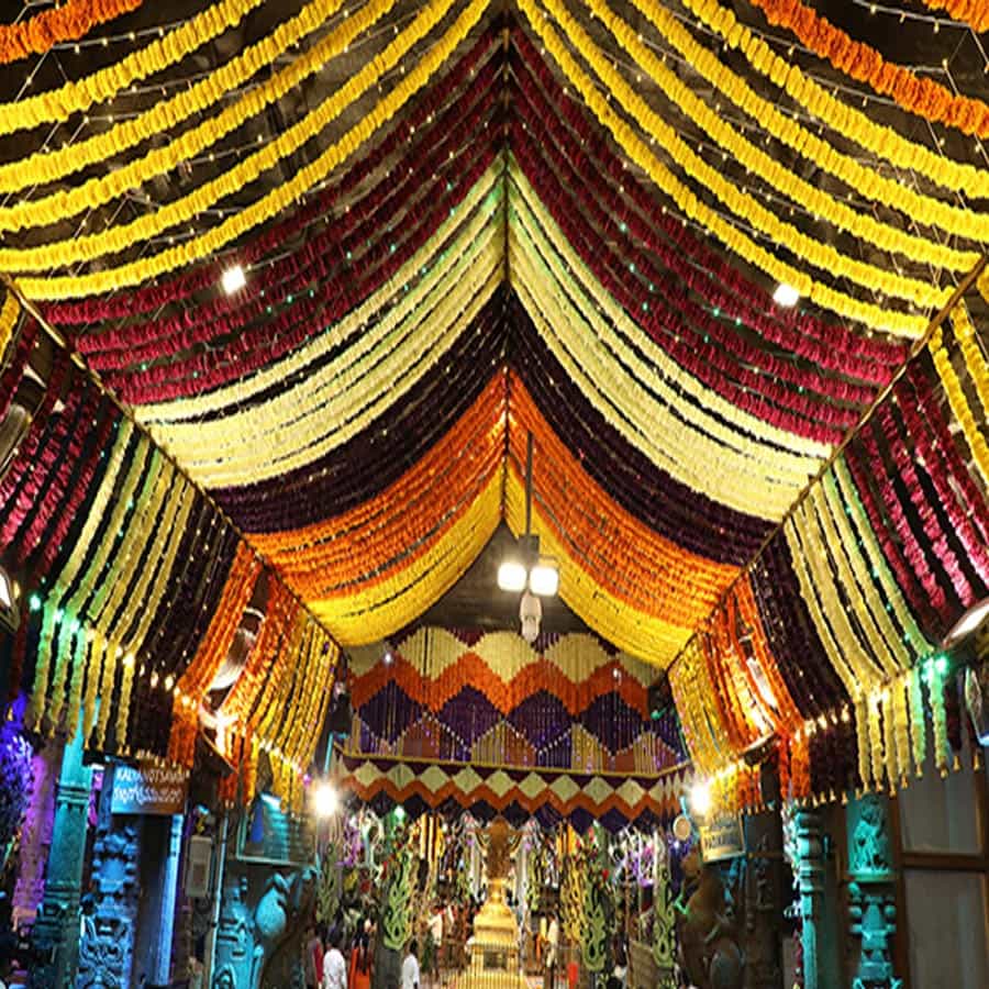 అంకురార్పణ జరిగే రోజు మధ్యాహ్నం వేళ విత్తనాలను కొత్త పాత్రలో నీటిలో నానబెడతారు. అంకురార్పణ నిర్వహించే ప్రదేశాన్ని ఆవు పేడతో అలంకరిస్తారు. ఇక్కడ బ్రహ్మపీఠాన్ని ఏర్పాటు చేస్తారు. ఆ తరువాత మంట ద్వారా బ్రహ్మ, గరుడ, శేష, సుదర్శన, వక్రతుండ, సోమ, శంత, ఇంద్ర, ఈసాన, జయ అనే దేవతలను ఆహ్వానిస్తారు.