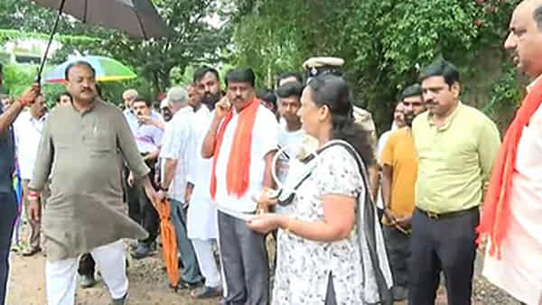 Watch Video: ప్రశ్నించిన మహిళతో బీజేపీ ఎమ్మెల్యే దురుసు ప్రవర్తన.. పేపర్లు చింపి, అరెస్టు చేయాలంటూ ఆదేశం.. వీడియో వైరల్..