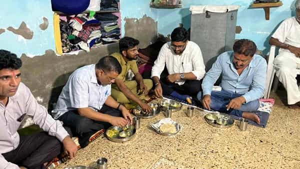BJP vs AAP: గుజరాత్లో స్పీడ్ పెంచిన ఆప్.. ఆటో డ్రైవర్ ఆహ్వానం.. అతని ఇంటికెళ్లి భోజనం చేసిన కేజ్రీవాల్..