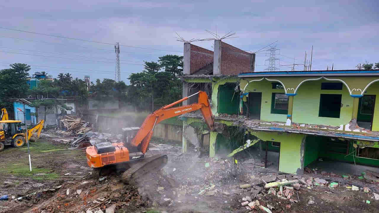 Assam Madarsa: అసోంలో మదర్సాల కూల్చివేత.. నిన్న ప్రభుత్వం.. నేడు స్థానికులు ఏకమై..