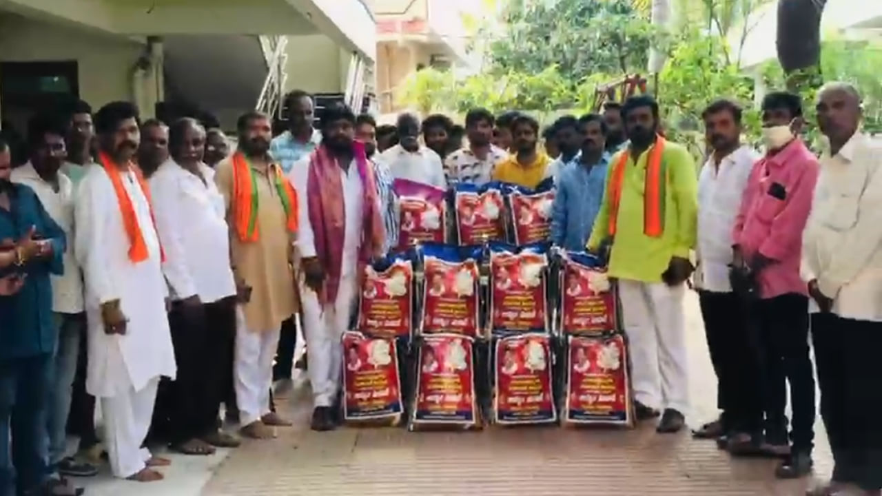 Hyderabad: గణపతి మండపాలకు రైస్ బ్యాగ్స్ పంపిణీ చేసిన బాలింగ్ సతయ్య గౌడ్ మెమోరియల్ ఫౌండేషన్