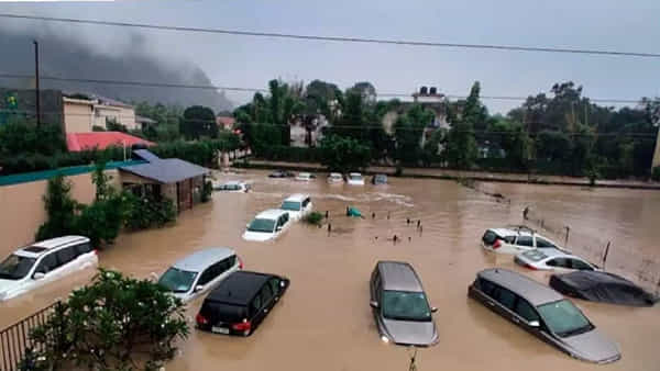 Vehicle Insurance: వరదల్లో వాహనాలు బాగా దెబ్బతిన్నాయా? ఇన్స్యూరెన్స్ కోసం అప్లై చేసేవారు ఈ విషయాలు తప్పక తెలుసుకోవాల్సిందే