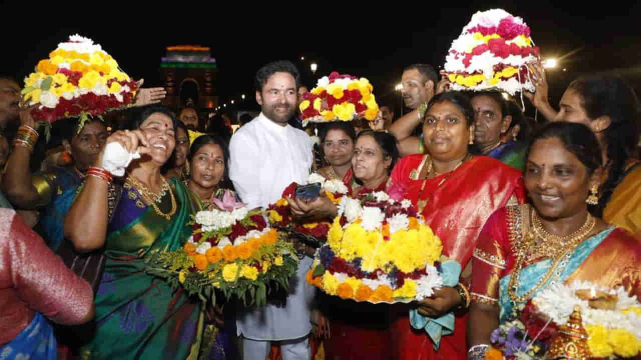 Bathukamma: దేశ రాజధాని ఢిల్లీలో అంబరాన్నంటిన బతుకమ్మ సంబరాలు.. తొలిసారిగా కేంద్రం ఆధ్వర్యంలో..