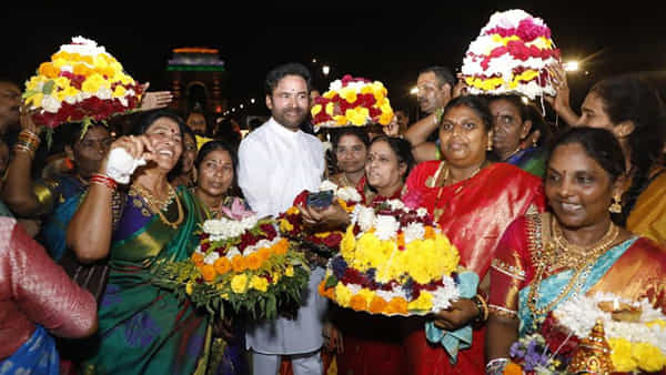 Bathukamma: దేశ రాజధాని ఢిల్లీలో అంబరాన్నంటిన బతుకమ్మ సంబరాలు.. తొలిసారిగా కేంద్రం ఆధ్వర్యంలో..