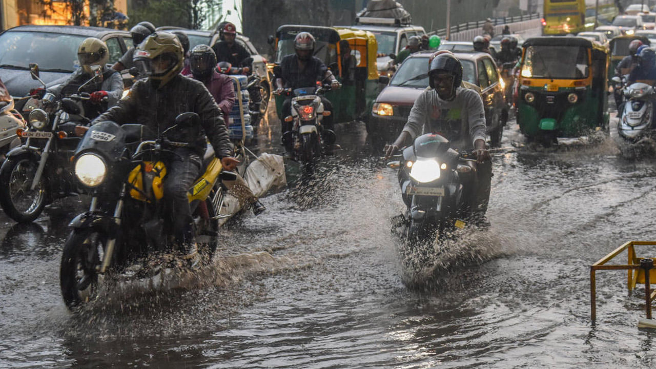 Hyderabad Rains: తడిసి ముద్దవుతున్న భాగ్యనగరం.. మరో నాలుగు రోజుల పాటు ఇంతే..