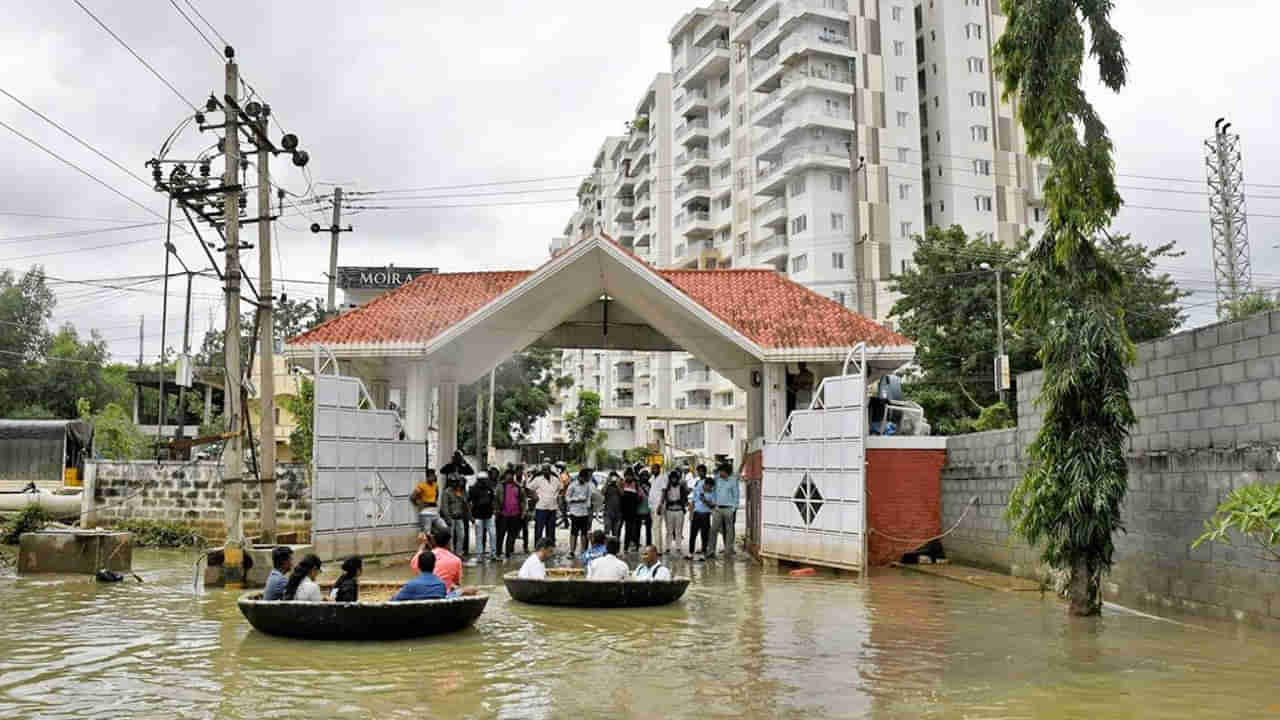 Bengaluru Rains: ఆ నగరానికి ఏమైంది.. బురదలోనే ఐటీ హబ్.. నిలిచిపోయిన జనజీవనం..