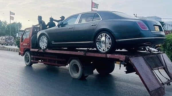 Bentley Mulsanne: లండన్లో చోరీ చేసిన లగ్జరీ కారు.. కరాచీలో ప్రత్యక్షం.. తీగ లాగితే పోలీసుల ఫ్యూజులు ఔట్..!