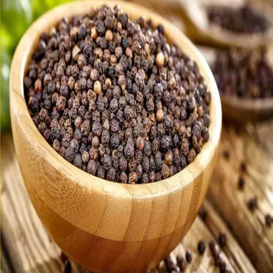 కొలెస్ట్రాల్, మధుమేహం, రక్తపోటు నియంత్రణలో ఉండేలా చేస్తాయి. ముఖ్యంగా.. నల్ల మిరియాలు స్మోకింగ్‌ అలవాటును మానివేయడానికి ఎంతో సహాయపడతాయి. ఇది క్యాన్సర్‌ను నివారించే లక్షణాలు కూడా దీనిలో ఉంటాయి.