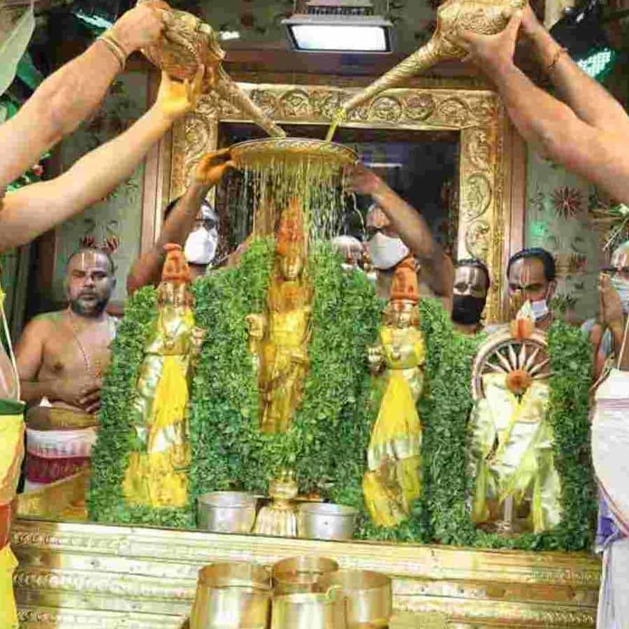  బ్రహ్మోత్సవాల్లో భాగంగా తొమ్మిదో రోజు అంతిమ ఘట్టం చక్రస్నానం నిర్వహిస్తారు. స్వామివారిని పుష్కరిణిలో స్నానమాచరిస్తారు. సాయంత్రం శ్రీవారి ఆలయ ధ్వజస్తంభం మీద ఆరోహణ చేసిన గరుడ పతాకాన్ని అవరోహణం చేస్తారు. దీంతో బ్రహ్మ్మోత్సవాలకు వేంచేసిన సకల దేవతలకూ వీడ్కోలు పలికినట్లు అని భావిస్తారు. 