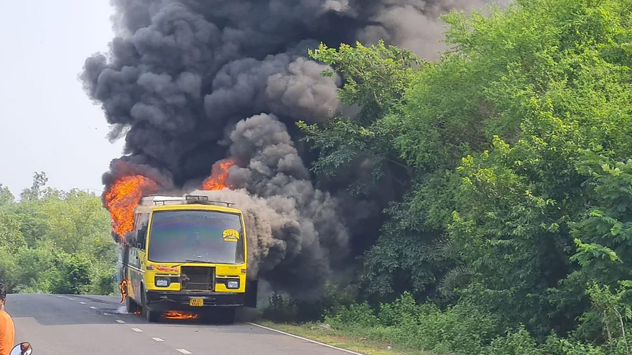 West Bengal: పశ్చిమ బెంగాల్‌లో ఘోర రోడ్డు ప్రమాదం.. బైక్‌ను ఢీకొని దగ్ధమైన బస్సు..!