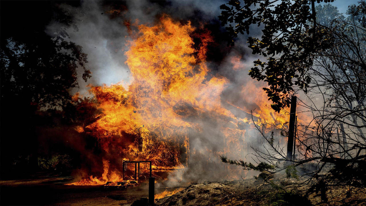California Wildfire: అగ్నికి అహుతవుతున్న వందలాది గృహాలు.. ఎంతో మందికి గాయాలు.. ఇతర ప్రాంతాలకు తరలింపు