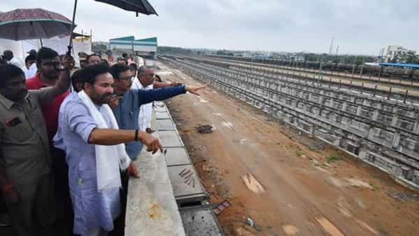 Telangana: చర్లపల్లి రైల్వేస్టేషన్ టెర్మినల్ అభివృద్ధిపై కేంద్ర మంత్రి కిషన్ రెడ్డి సమీక్ష.. అందుబాటులోకి వస్తే ట్రాఫిక్ సమస్య తీరుతుందని ఆకాంక్ష..