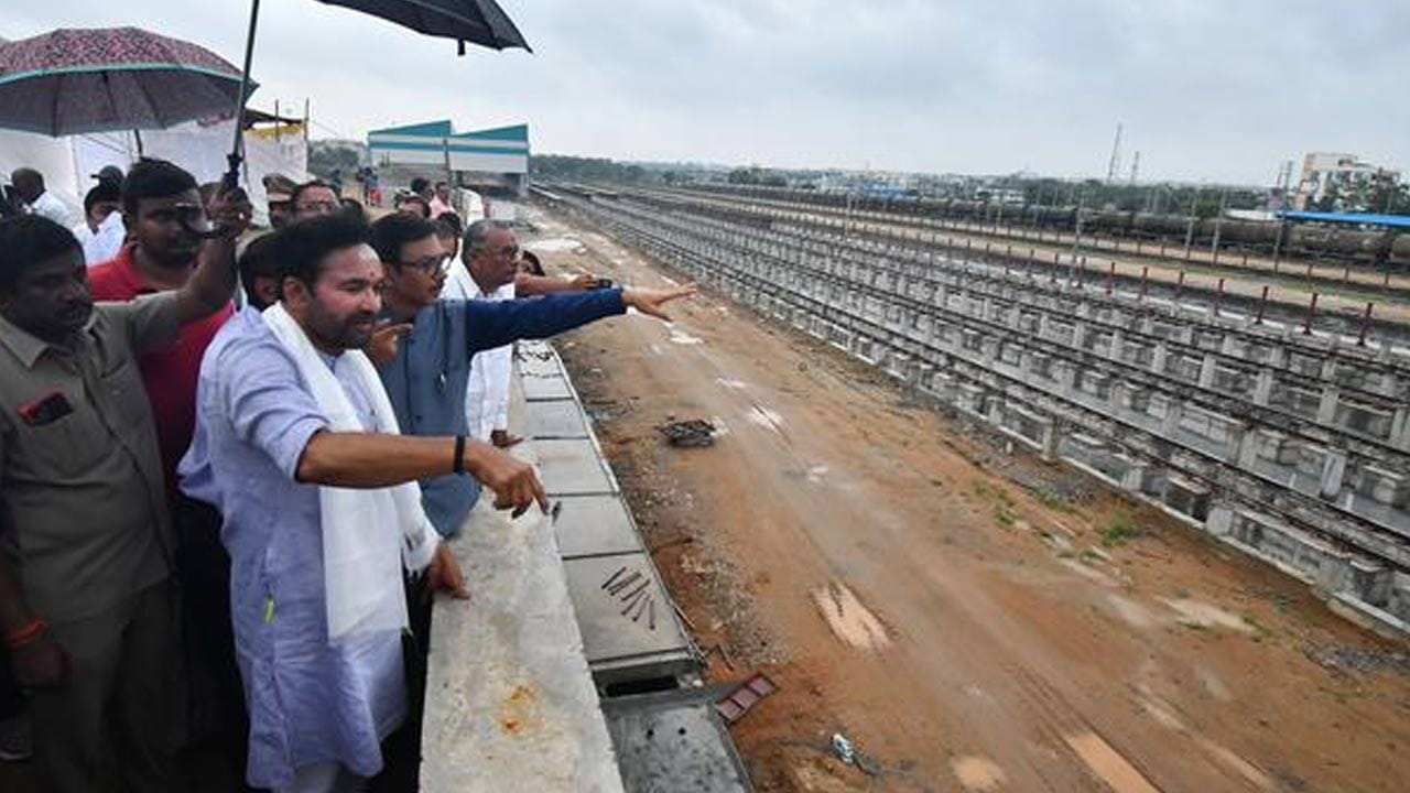 Telangana: చర్లపల్లి రైల్వేస్టేషన్ టెర్మినల్ అభివృద్ధిపై కేంద్ర మంత్రి కిషన్ రెడ్డి సమీక్ష.. అందుబాటులోకి వస్తే ట్రాఫిక్ సమస్య తీరుతుందని ఆకాంక్ష..