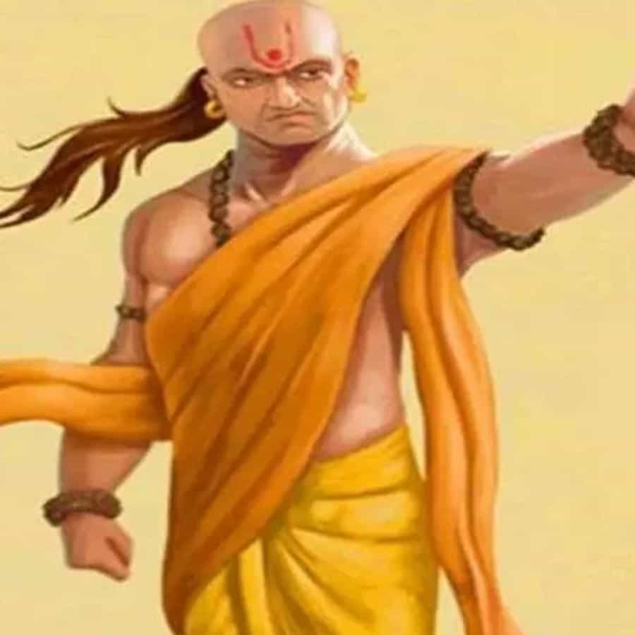 ఆహారం - ఆచార్య చాణక్యుడు ప్రకారం.. ఒక వ్యక్తి ఇంట్లో ఎప్పుడూ ఆహారాన్ని ఎల్లపుడూ నిల్వ ఉంచుకోవాలి. దీని వల్ల లక్ష్మీదేవి మీ ఇంట్లో ఎప్పుడూ నివసిస్తుందని నమ్ముతారు. ఇంటికి వచ్చిన అతిథిని ఎప్పుడూ ఆకలితో ఉంచకూడదు.