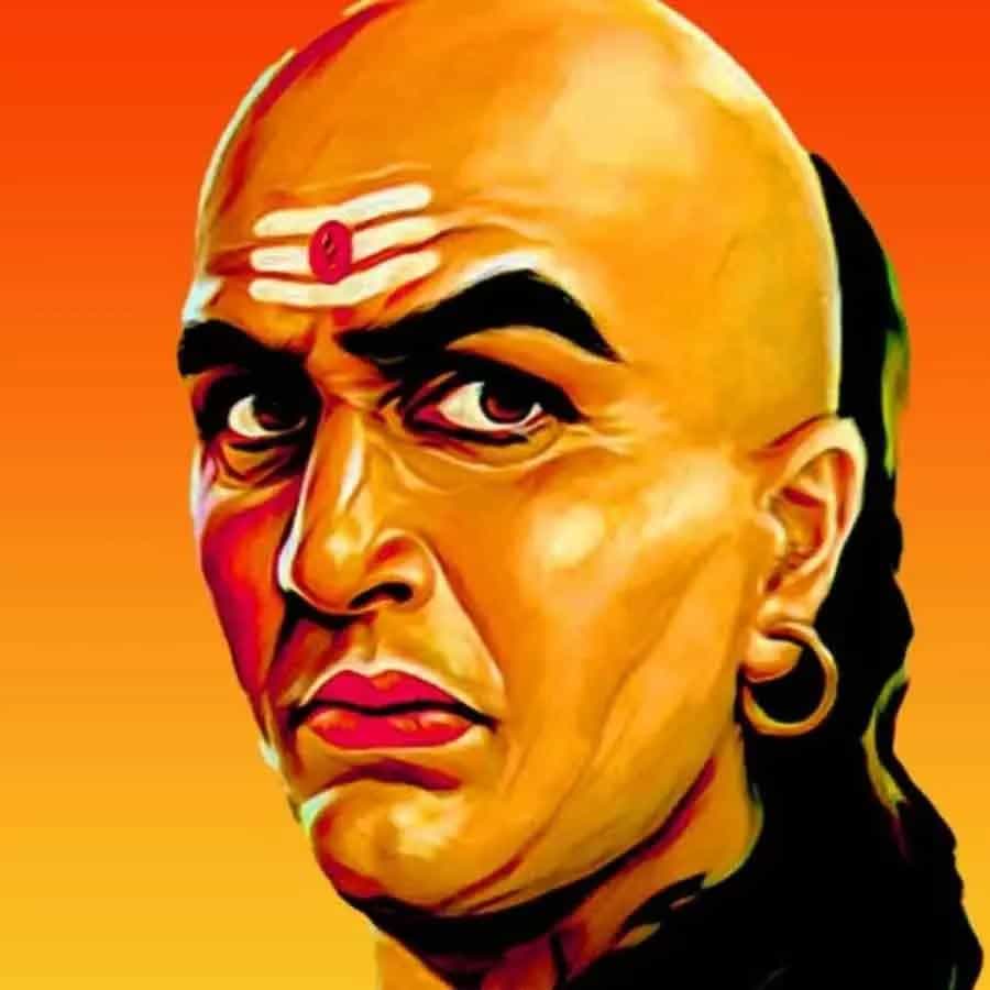 భాష విషయాల్లో అదుపు- ఆచార్య చాణక్యుడు ప్రకారం, పిల్లల ముందు ఎప్పుడూ ఒకరినొకరు దూషించుకుంటూ మాటలు మాట్లాడకూడదు. భాష విషయంలో పిల్లల ముందు ఎప్పుడూ జాగ్రత్తగా ఉండండి. పిల్లల ముందు మంచి భాషను ఉపయోగించండి. ఎందుకంటే పిల్లలకు తల్లిదండ్రులే మొదటి గురువు. పిల్లలు భాషను మొదట తల్లిదండ్రుల నుంచే నేర్చుకుంటారు.
