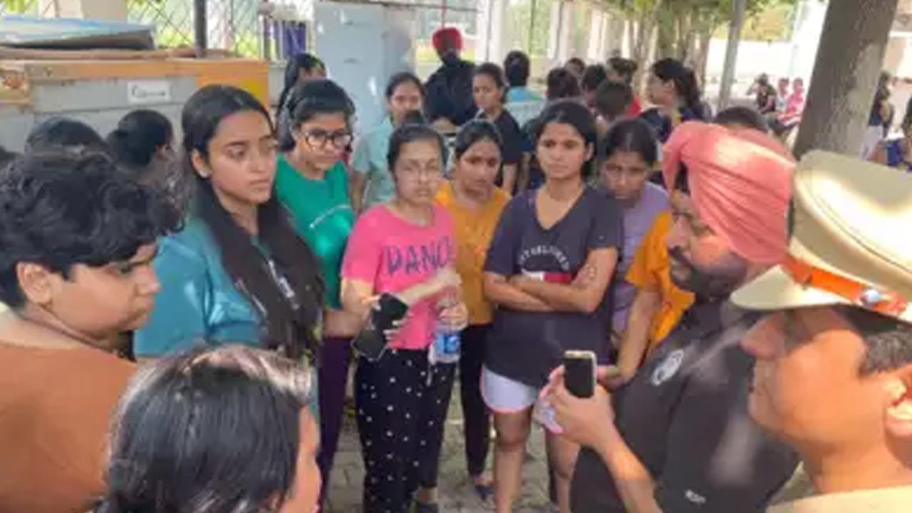 Chandigarh University: అట్టుడుకుతున్న చంఢీఘడ్ యూనివర్సిటీ.. లీకైంది ఆ ఒక్క అమ్మాయి వీడియోనే.. పుకార్లపై పోలీసుల క్లారిటీ..