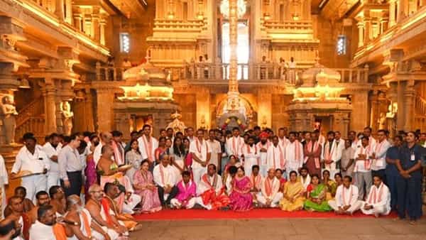Yadagirigutta-CM KCR: లక్ష్మీనరసింహ స్వామివారిని దర్శించుకున్న సీఎం కేసీఆర్.. కిలో 16 తులాల బంగారం అందజేత