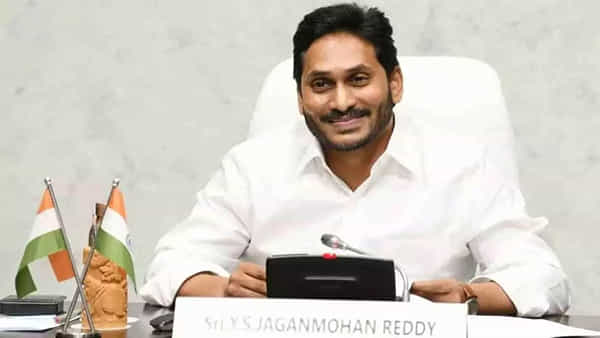 Andhra Pradesh: పశువులకూ ఫ్యామిలీ డాక్టర్ కాన్సెప్ట్.. వాటికీ బీమా సదుపాయం.. అధికారులకు సీఎం జగన్ సూచన..