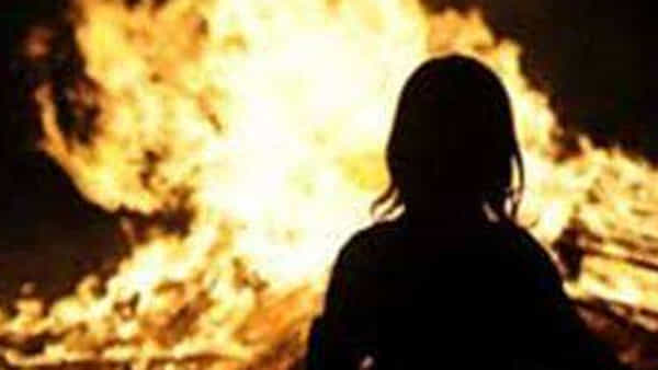 AP Crime News: భర్త ఒకచోట.. భార్య మరోచోట.. మధ్యలో ఎంటరైన ప్రియుడు.. సీన్ కట్ చేస్తే..