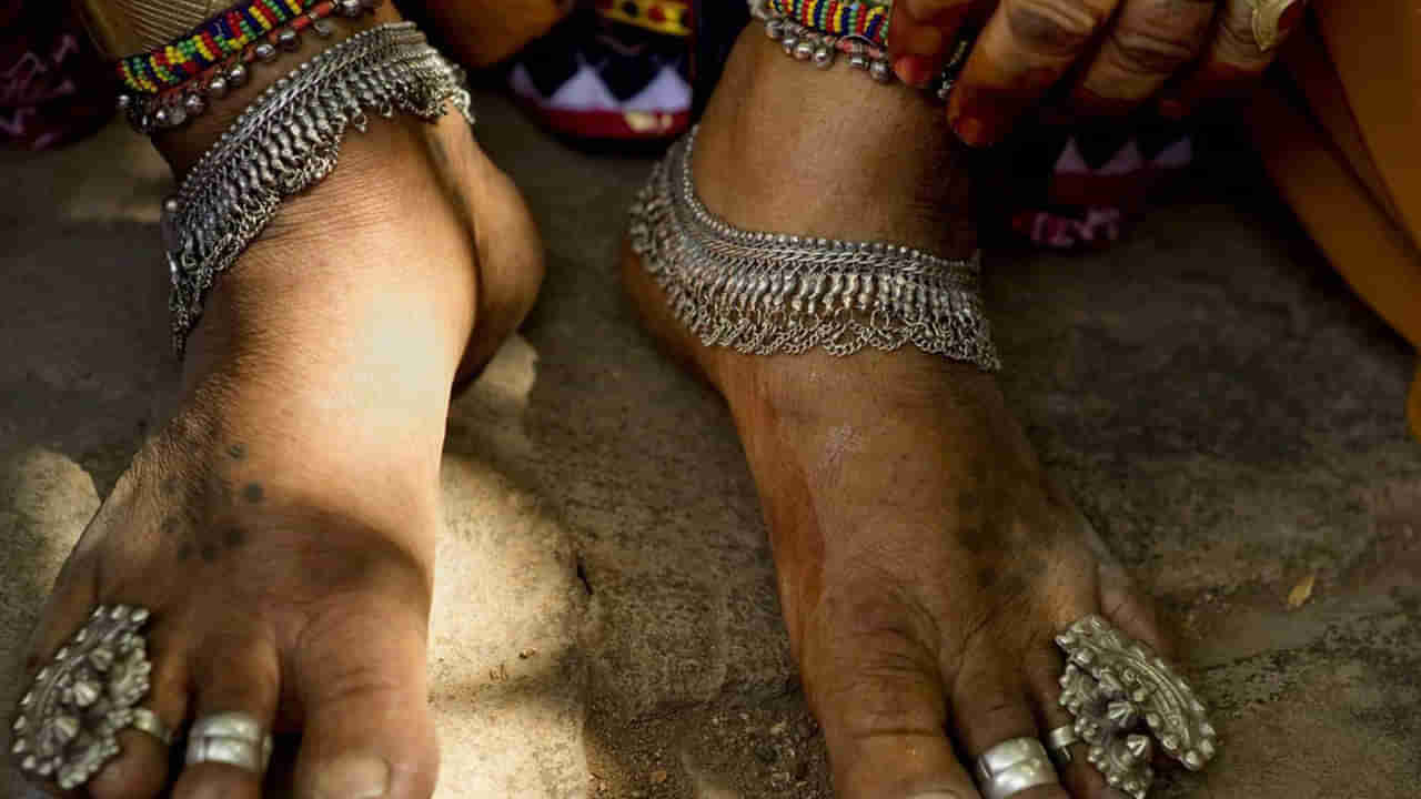 Shocking: దారుణ ఘటన.. వెండి కడియాల కోసం వృద్ధురాలి కాళ్లు నరికేశారు