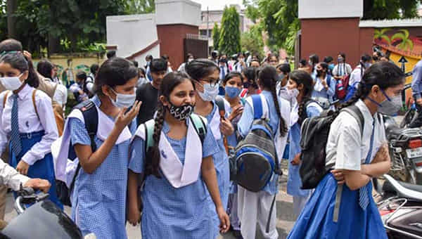 Telangana: విద్యార్థులకు తెలంగాణ ప్రభుత్వం గుడ్ న్యూస్.. దసరా సెలవుల ప్రకటన. ఏకంగా 15 రోజులు..