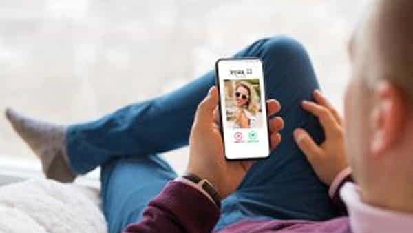 Cyber Crime: డేటింగ్ యాప్ లింక్ నొక్కాడు.. ఇద్దరమ్మాయిలు లైన్లోకి వచ్చారు.. ఆ తర్వాత నగ్న చిత్రాలతో..
