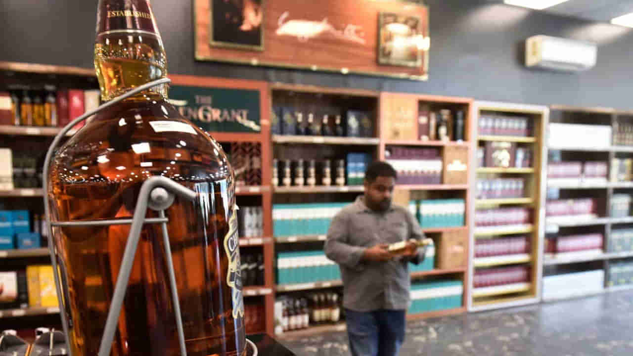 Delhi Liquor Scam: ఆప్‌ నేతలకు ముడుపులు అందాయన్న లిక్కర్ హోల్‌సేల్ డీలర్.. ఢిల్లీ మద్యం కుంభకోణంపై స్టింగ్ ఆపరేషన్ వీడియోలు..