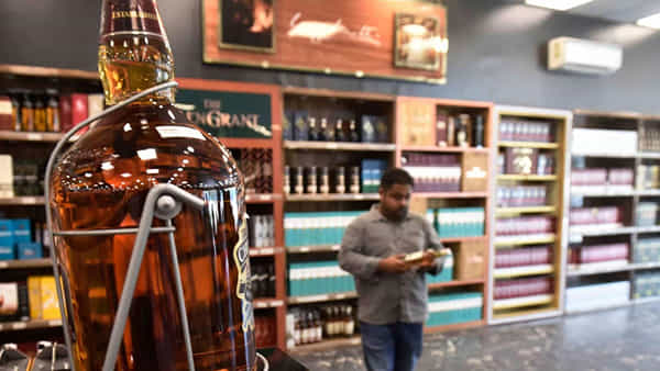 Delhi Liquor Scam: ఆప్ నేతలకు ముడుపులు అందాయన్న లిక్కర్ హోల్సేల్ డీలర్.. ఢిల్లీ మద్యం కుంభకోణంపై స్టింగ్ ఆపరేషన్ వీడియోలు..