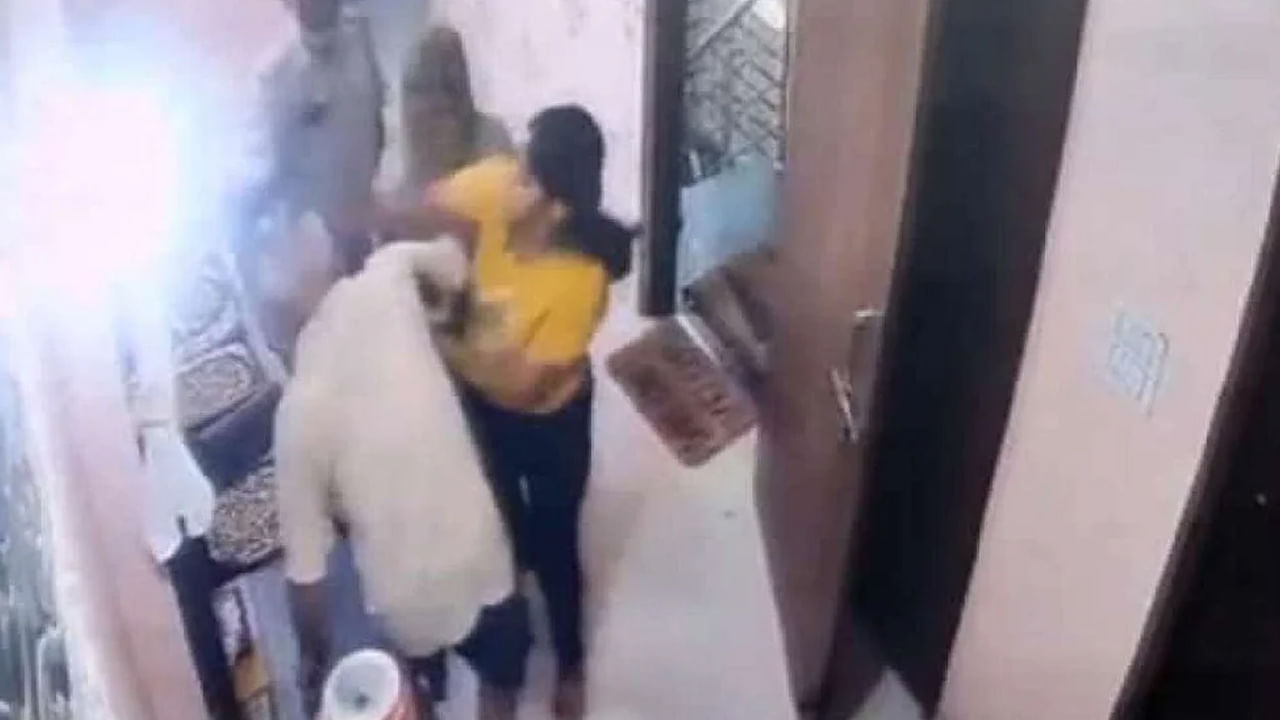 Viral Video: వామ్మో లేడీ పోలీసా.. వీధి రౌడీనా.. అత్తమామలను చితక్కొట్టిన సబ్‌ ఇన్సెపెక్టర్‌
