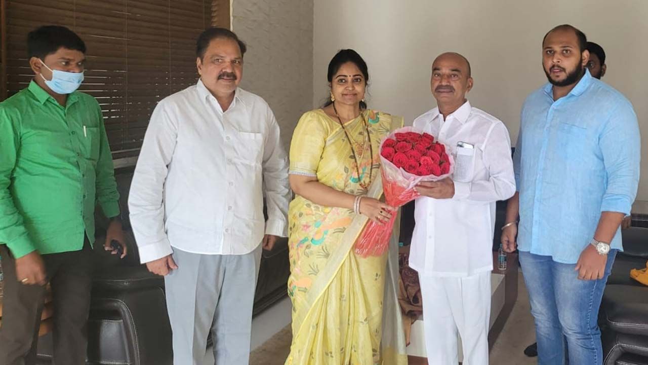 Divyavani: బీజేపీలోకి నటి దివ్యవాణి.. ఎమ్మెల్యే ఈటల రాజేందర్‌తో భేటీ.. కీలక విషయాలపై చర్చ..!