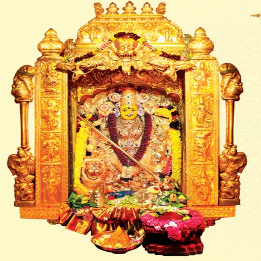 సెప్టెంబర్ 26వ తేదీ సోమవారం.. శరన్నవరాత్రి మహోత్సవాల్లో భాగంగా శ్రీ కనకదుర్గ అమ్మవారు స్వర్ణ కవచాలంకృత కనక దుర్గాదేవిగా దర్శనమిస్తారు. ఈ అలంకారంలో అమ్మవారిని దర్శించడం వలన సకల దారిద్య్రం నశించి, బక్తులకు రక్షణ లభిస్తుంది. శుభదాయకం, ఆనందదాయకం, ఐశ్వర్యప్రదాయకం.