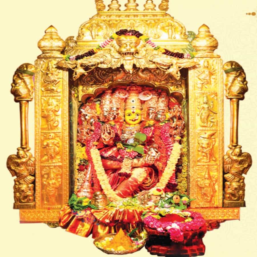 సెప్టెంబర్ 28వ తేదీ బుధవారం శరన్నవరాత్రి మహోత్సవాల్లో భాగంగా శ్రీ కనకదుర్గ అమ్మవారు శ్రీ గాయత్రీ దేవిగా దర్శమిస్తారు. అమ్మవారిని గాయత్రీ అలంకారంలో దర్శించుకోవడం వలన ఆరోగ్యం లభిస్తుంది. గాయత్రీ మాతను వేదమాతగా కొలుస్తూ.. తల్లిని దర్శించడం వలన సకల మంత్రం సిద్ధి తేజస్సు, జ్ఞానం పొందుతారు.
