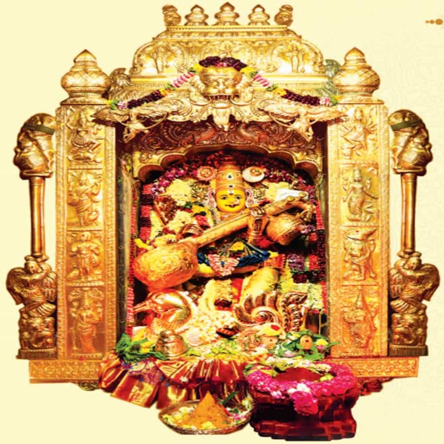 అక్టోబర్ 2వ తేదీ ఆదివారం శరన్నవరాత్రి మహోత్సవాల్లో భాగంగా శ్రీ కనకదుర్గ అమ్మవారు శ్రీ సరస్వతీదేవి అలంకారంలో దర్శమిస్తారు. ఈ అలంకారంలో అమ్మ వారిని కొలవడం వలన విద్యార్థినీ విద్యార్థులకు విజయం సిద్ధిస్తుంది.