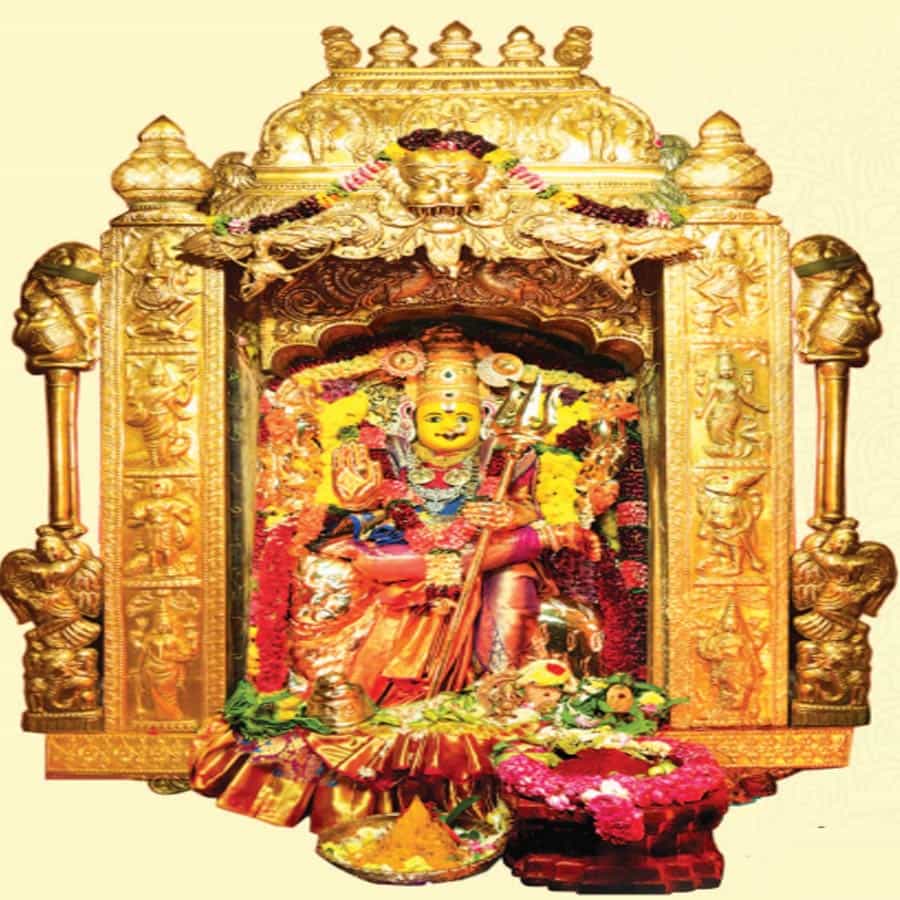 అక్టోబర్ 3వ తేదీ సోమవారం శరన్నవరాత్రి మహోత్సవాల్లో భాగంగా శ్రీ కనకదుర్గ అమ్మవారు శ్రీ దుర్గాదేవిగా భక్తులకు దర్శనమిస్తారు. ఈ అలంకారంలో అమ్మవారి దర్శనం భక్తులకు సకల శుభాలను కలుగజేస్తుంది.
