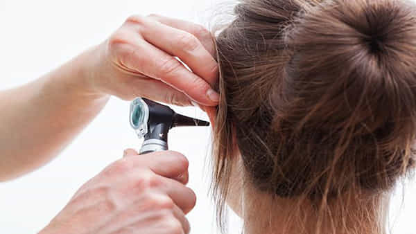 Ear infection: చెవి నొప్పితో ఇబ్బంది పడుతున్నారా.. వంటింటి ఈ చిట్కాలను ట్రై చేయండి.. బెస్ట్ రిజల్ట్ మీ సొంతం